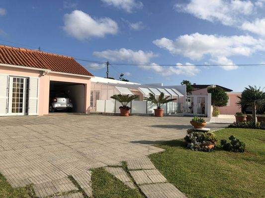 Zufahrt zum Erweiterungsbau mit Einzelgarage