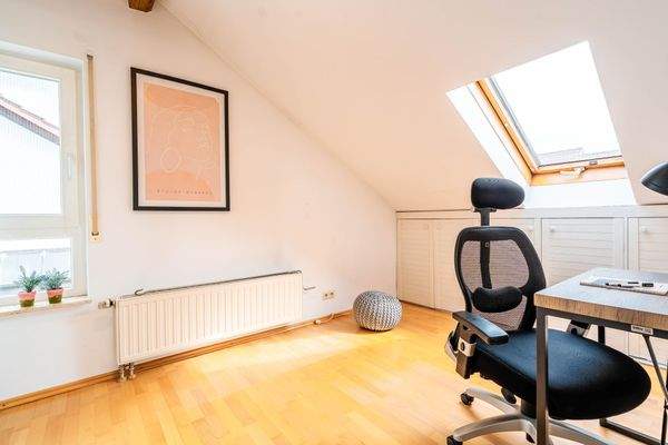 2. Schlafzimmer mit maßgefertigtem Einbauschrank