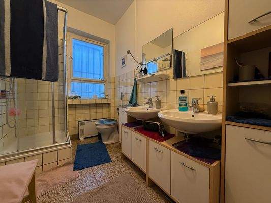 Badezimmer mit Dusche