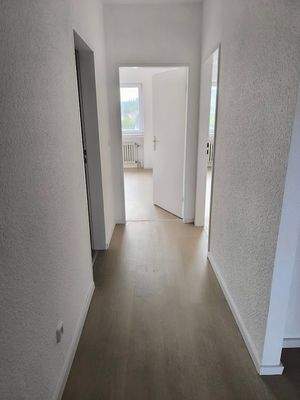 Heller Flur zur Wohnzimmertür