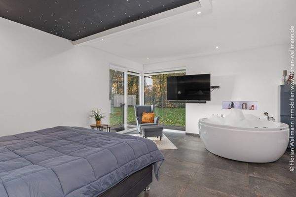 ... mit integriertem Badezimmer ...