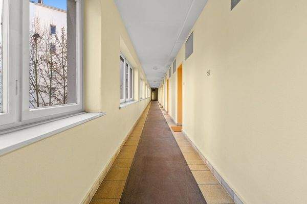 Gepflegter Hausflur mit Tageslichteinfall