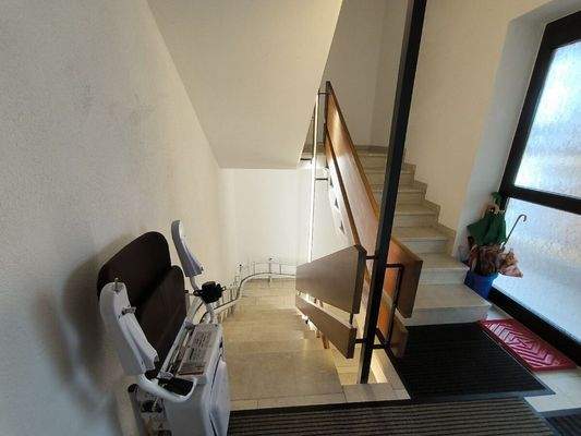 EG - Treppe zum KG mit Treppenlift