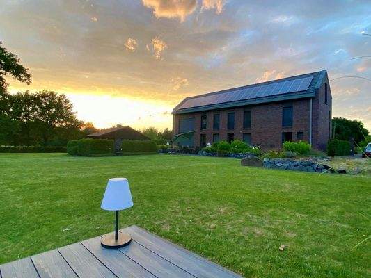 Gartenseite mit Terrasse und Gartenhaus.jpg