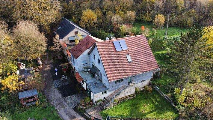 Drohnenaufnahme Gesamtgebäude Bild 2.JPG