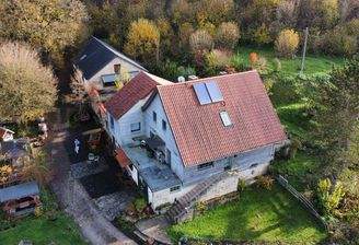 Drohnenaufnahme Gesamtgebäude Bild 2.JPG