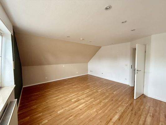 großes Schlafzimmer im DG