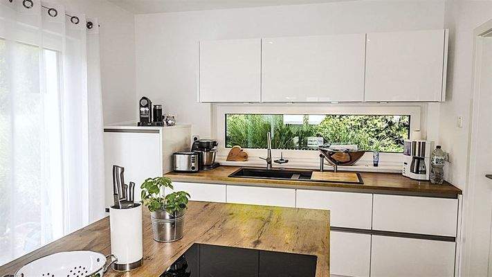 moderne Einbauküche mit Kochinsel