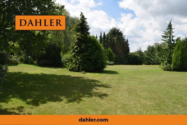 Pflegeleicht angelegter Gartenbereich mit Bewässer