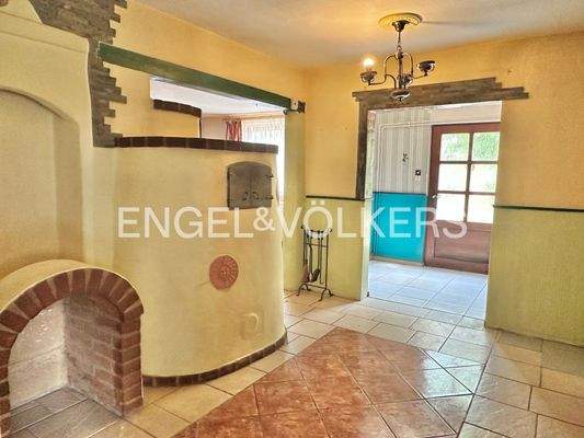 Blick zur Eingangstür und auf den Lehmgrundofen