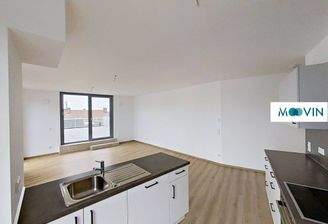 Ansicht I: Wohn- und Esszimmer mit offenem Küchenbereich