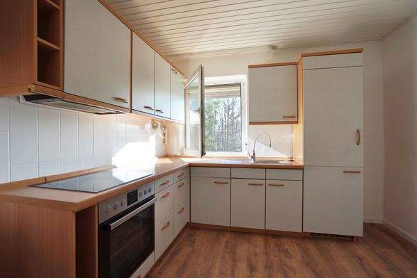 Funktionale Küche mit Geräten und Stauraum