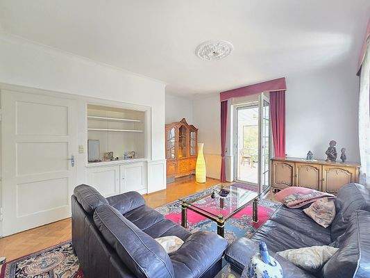 EG: Wohnzimmer mit direktem Zugang zum Panorama-Wintergarten