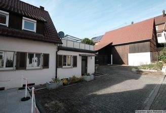 Hausansicht und Scheunen