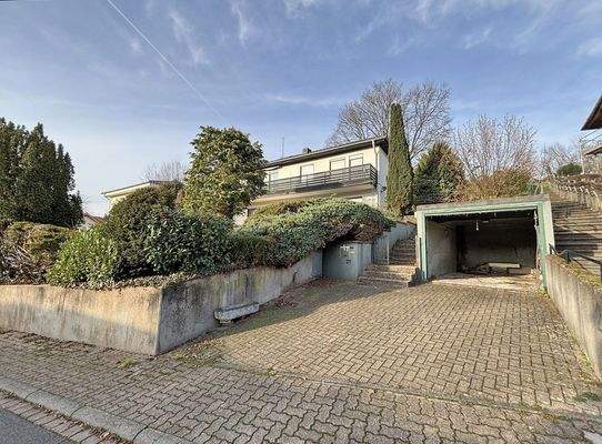 Straßenansicht mit Garage