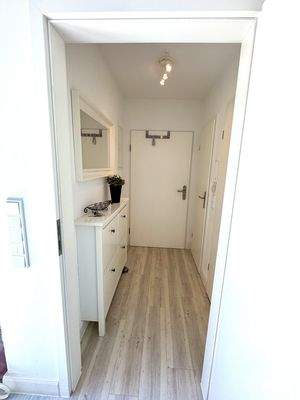 Flur mit Abstellraum und Gäste-WC