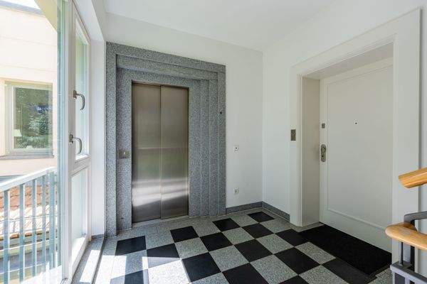 Eleganter Hausflur mit Personenaufzug
