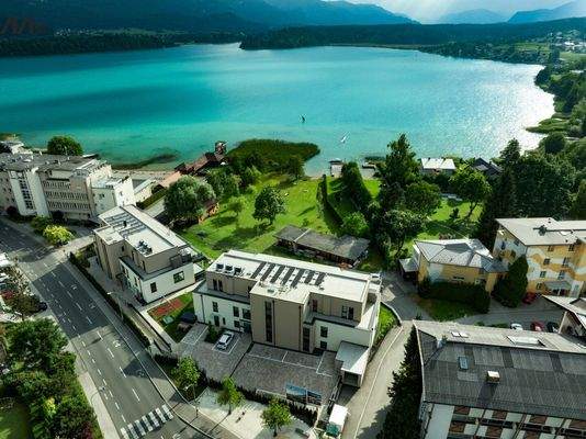 Direkt vor einem ruhigen, öffentlichen Seezugang des Faakersees