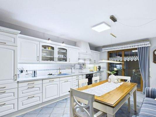 Große Landhausküche mit Sitzgruppe