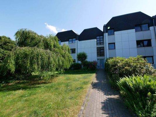 Hausansicht und Vorgarten