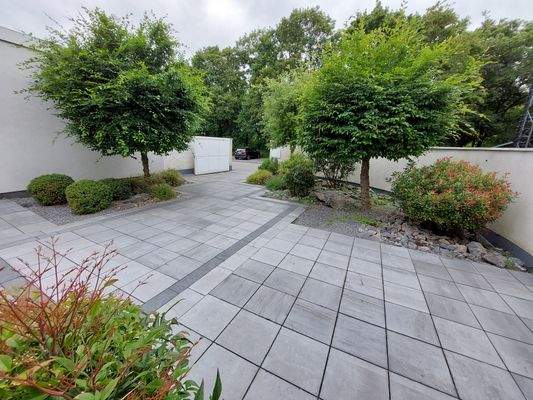 Vorgarten Bürohaus.jpg