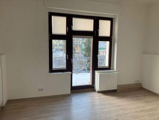 großer Raum mit Balkon