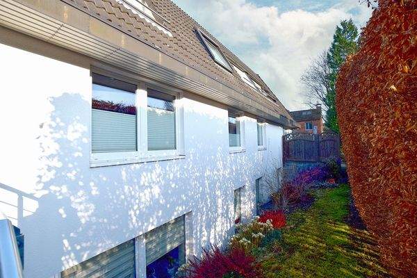 Helle Fassaden, klar gegliederte Fenster und ein dunkles Mansarddach ...