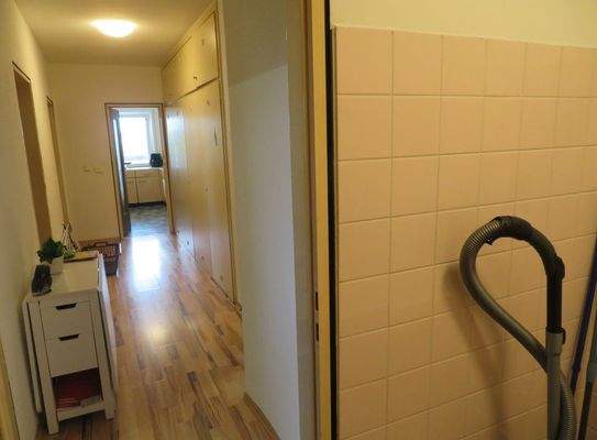 14-Bad+Blick Flur.JPG