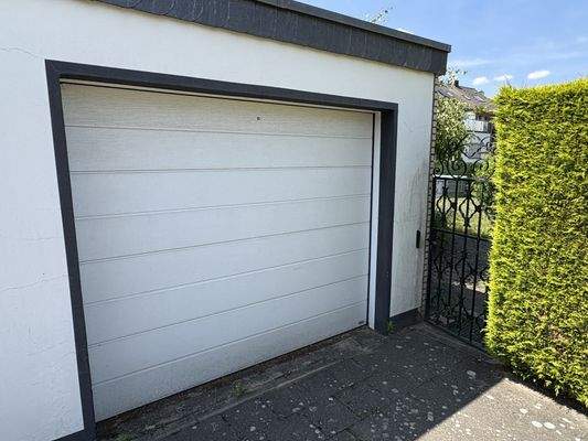 Garage und Eingang Garten