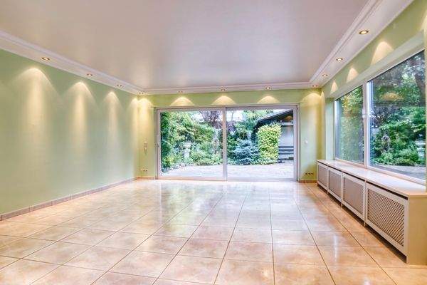 Heller Wohnbereich mit Zugang zur Terrasse