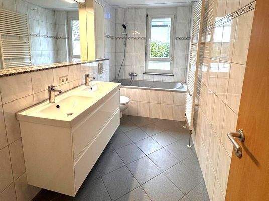 Helles Badezimmer mit Einbaumöbeln