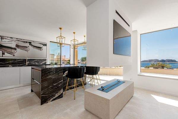 Offener Wohnbereich und Küche mit Kamin