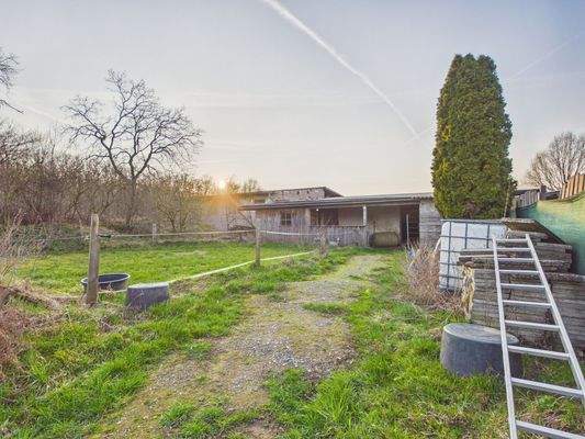 Longierplatz + Stall