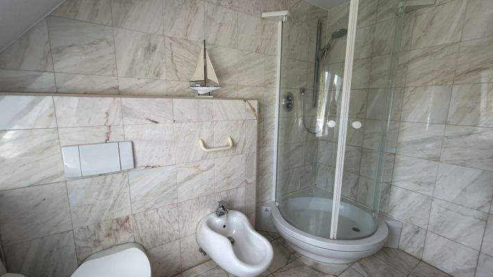 ... mit Dusche und Bidet