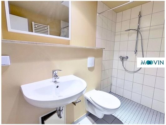 Ansicht I: Badezimmer mit Walk in Dusche