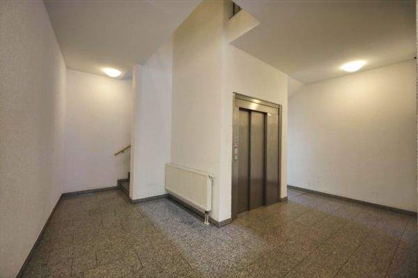 Hauseingang mit Aufzug