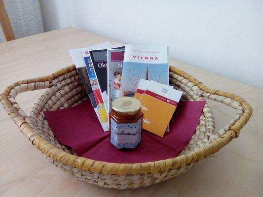 Willkommenskorb mit nützlichen Infos über Wien und die nähere Umgebung des Apartments