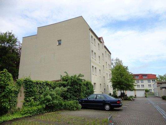 Parkplatzanlage vorm Haus