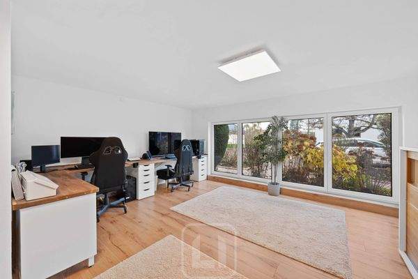 UG I Lichtdurchflutetes Zimmer