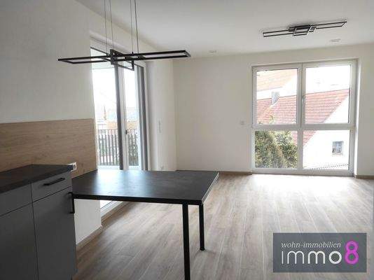 lichtdurchflutetes, offenes Wohn-/Esszimmer