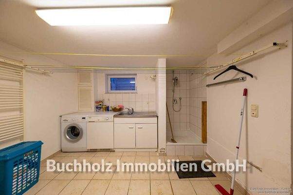 Hauswirtschaftsraum im Kellergeschoss mit Außenzug