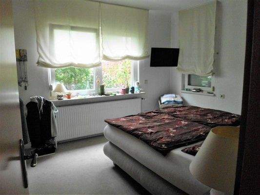 Schlafzimmer (Pitchpine-Dielenboden unter dem Teppich!)