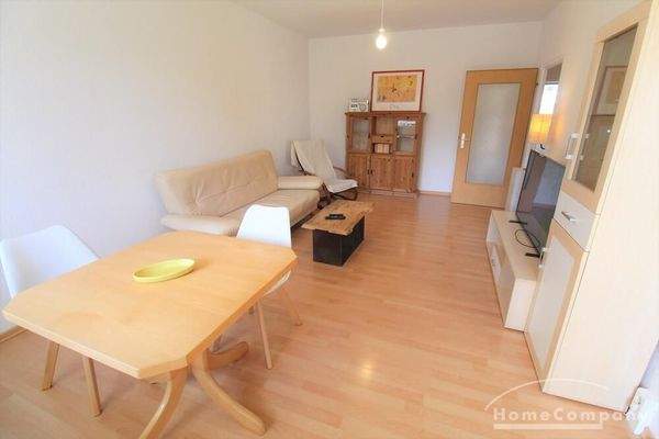 Großes Wohnzimmer mit Couch + TV