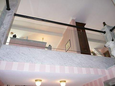 Lederhandlauf umrundet die Galerie