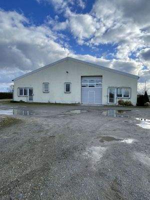 Vorderansicht mit Bürokomplex