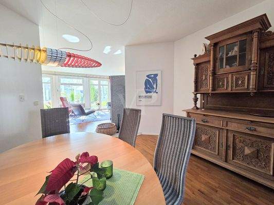 Blick vom Esszimmer ins Wohnzimmer