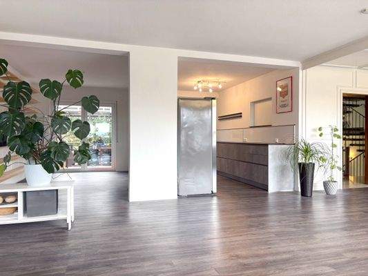 offenes Wohn- und Esszimmer mit Küche und Kamin im 2.OG