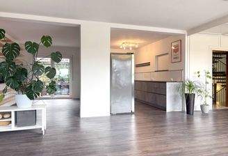 offenes Wohn- und Esszimmer mit Küche und Kamin im 2.OG