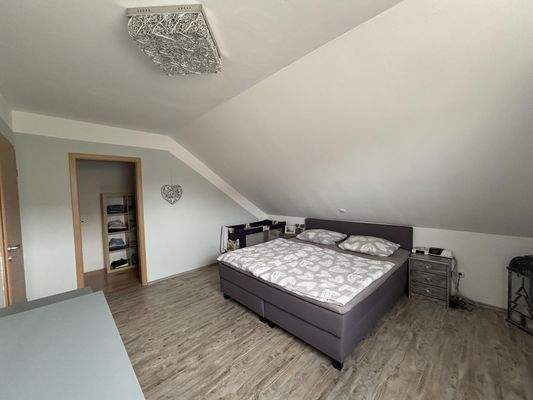 Elternschlafzimmer mit Ankleideraum