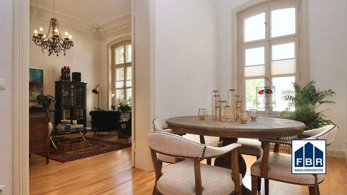 Blick vom Ess- in das Wohnzimmer
